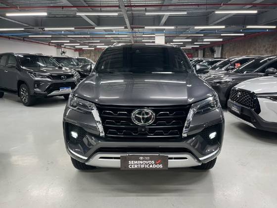 TOYOTA HILUX SW4 2.8 D-4D TURBO DIESEL SRX 7L 4X4 AUTOMÁTICO TOYOTA HILUX SW4 2.8 D-4D TURBO DIESEL SRX 7L 4X4 AUTOMÁTICO